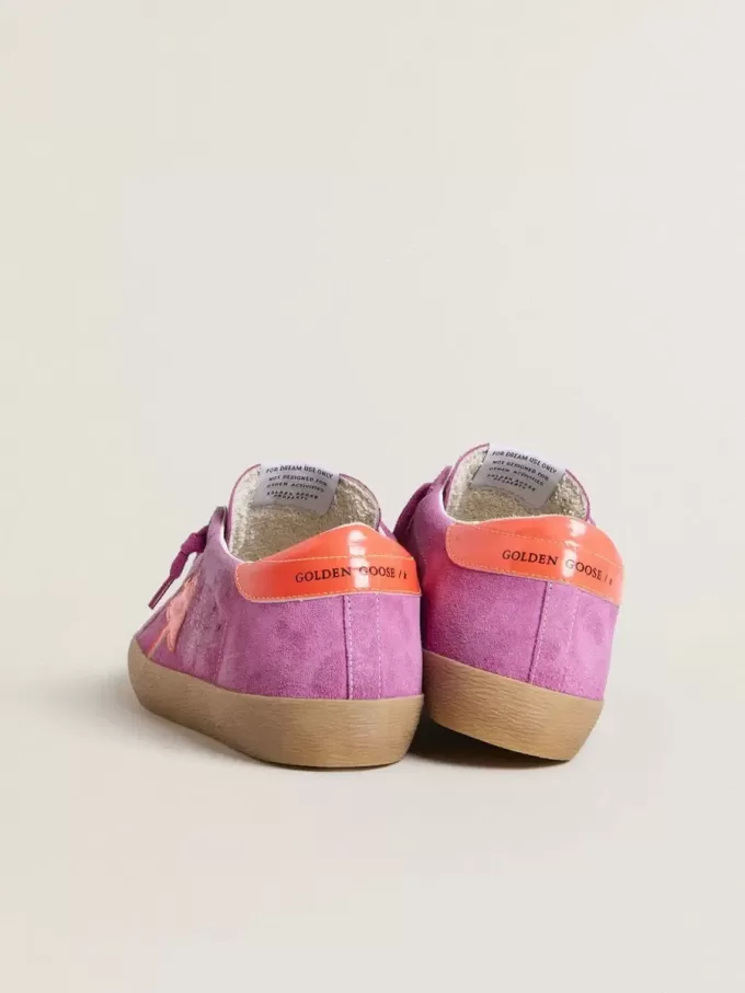Super-Star voor dames in fuchsia suède met fluorescerende oranje gelamineerde leren ster en hielstuk.