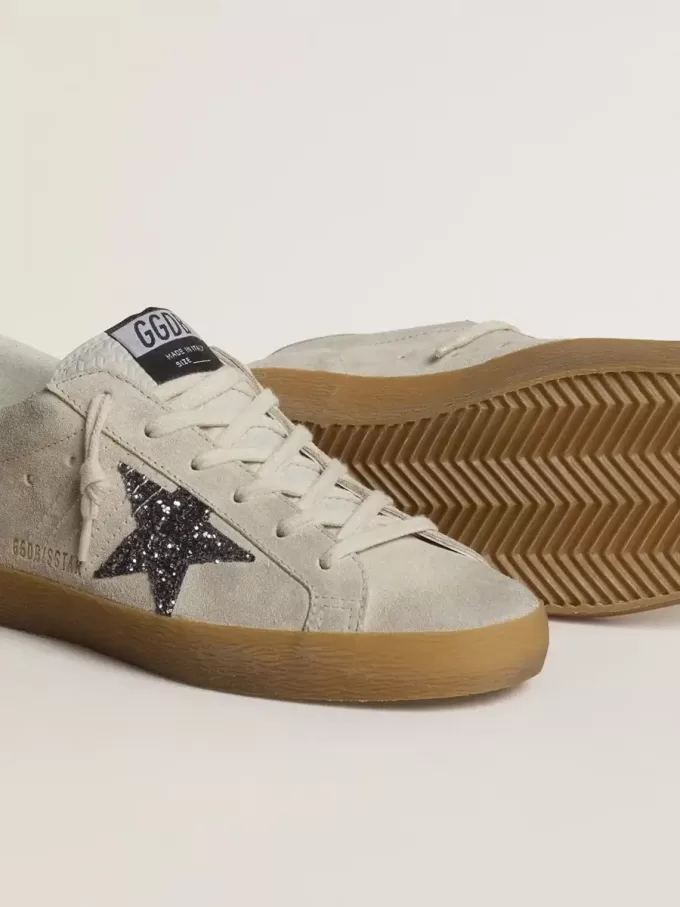 Super-Star voor dames in ijsgrijs suède met zilveren glitterster en leren hielstuk.