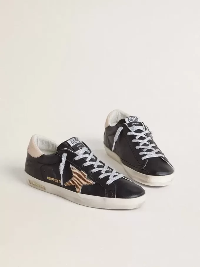 Super-Star voor dames in zwart nappaleer met zebraprint ponyhuidster en beige leren hielstuk