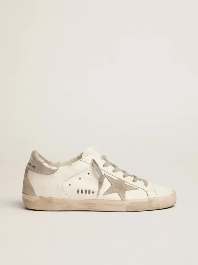 Super-Star voor dames met zilveren hielstuk en metalen studs met letters