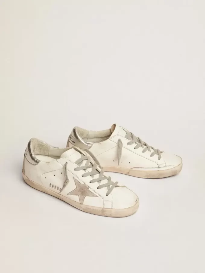Super-Star voor dames met zilveren hielstuk en metalen studs met letters