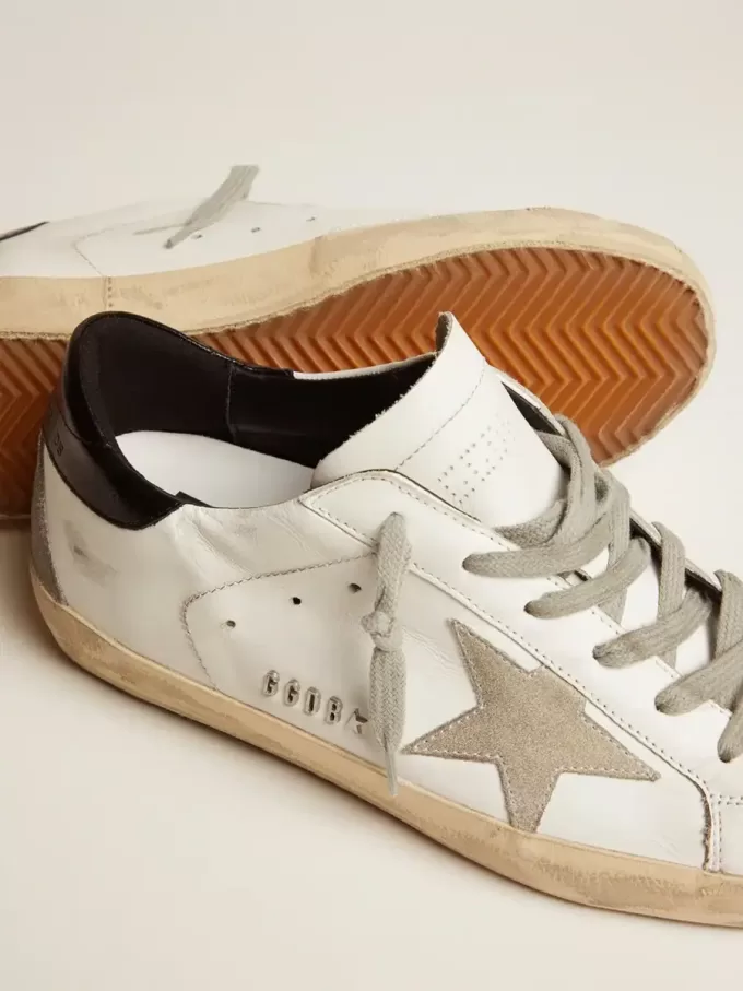 Super-Star voor dames met zwarte hielklep en metalen studs