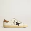 Super-Star voor heren in wit leer met middernachtblauwe canvas ster en tabakkleurige leren hiellip.