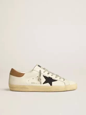 Super-Star voor heren in wit leer met middernachtblauwe canvas ster en tabakkleurige leren hiellip.
