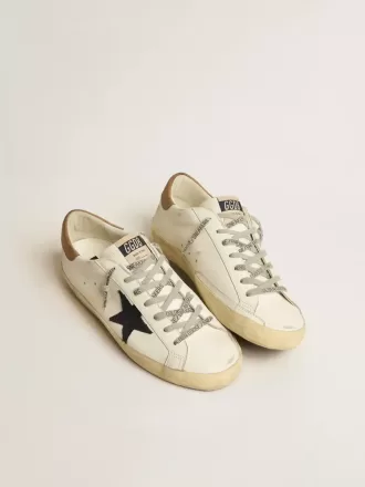Super-Star voor heren in wit leer met middernachtblauwe canvas ster en tabakkleurige leren hiellip.