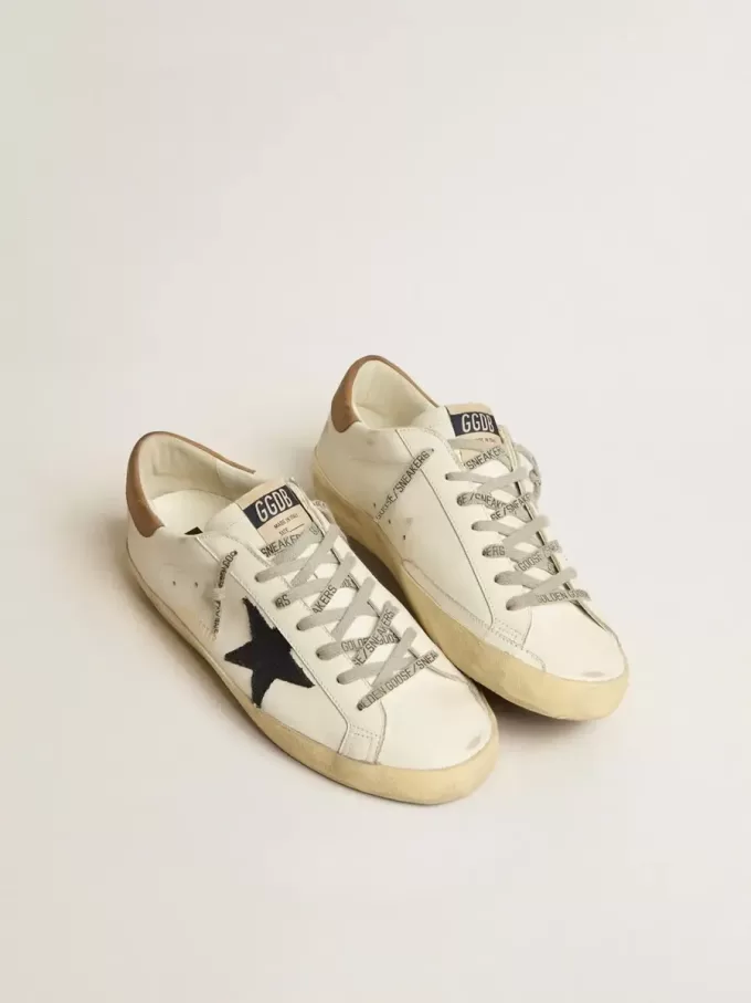 Super-Star voor heren in wit leer met middernachtblauwe canvas ster en tabakkleurige leren hiellip.