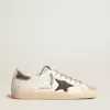 Super-Star voor heren in wit leer met zwarte nubuck ster en zilverkleurige metalen leren hiellip.
