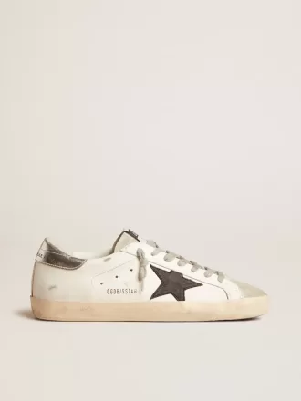 Super-Star voor heren in wit leer met zwarte nubuck ster en zilverkleurige metalen leren hiellip.