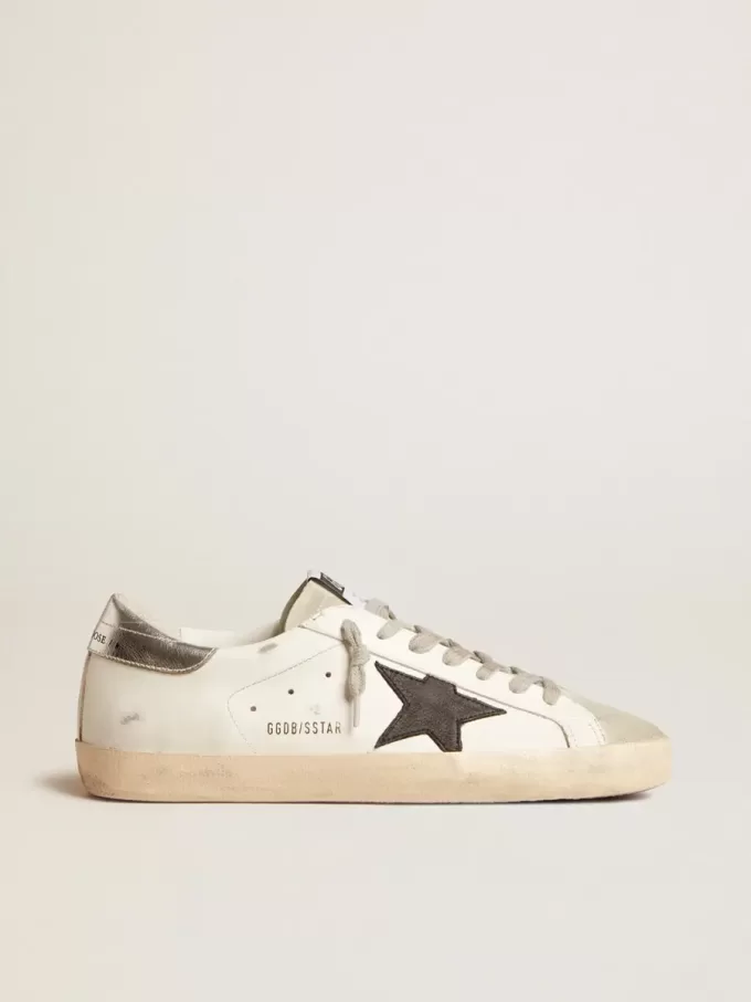 Super-Star voor heren in wit leer met zwarte nubuck ster en zilverkleurige metalen leren hiellip.