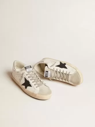 Super-Star voor heren in wit leer met zwarte nubuck ster en zilverkleurige metalen leren hiellip.