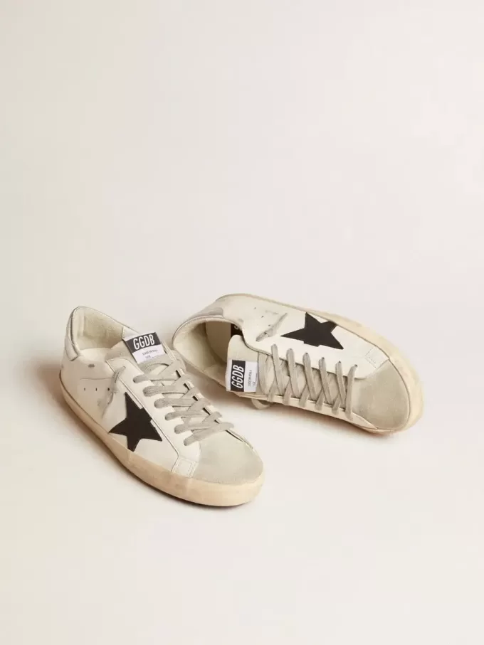 Super-Star voor heren in wit leer met zwarte nubuck ster en zilverkleurige metalen leren hiellip.