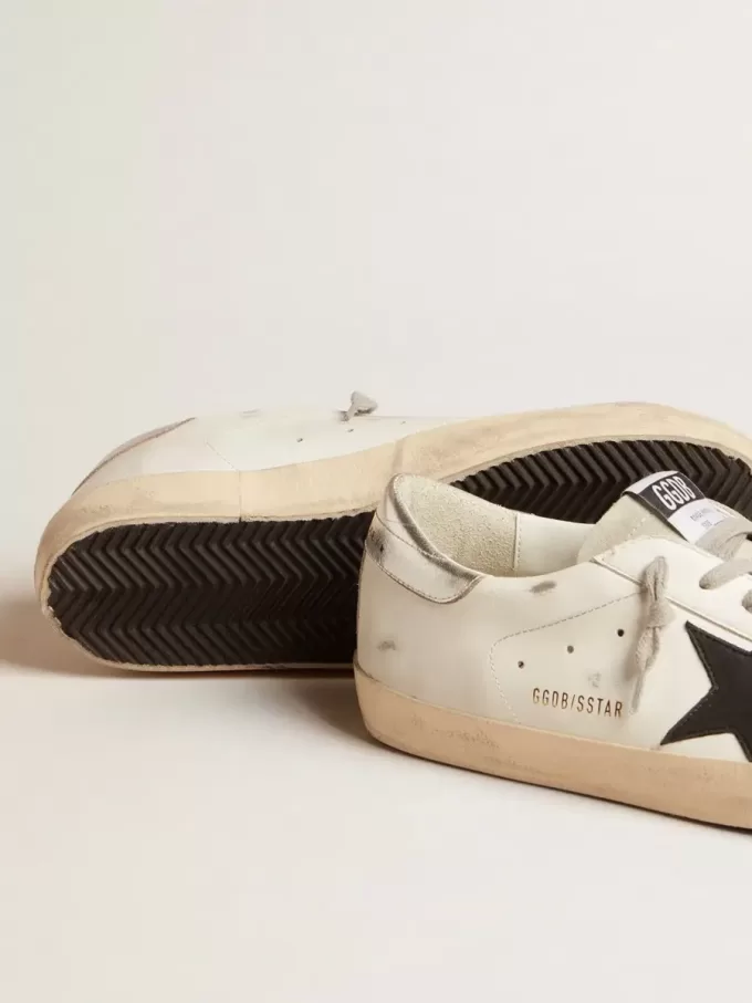 Super-Star voor heren in wit leer met zwarte nubuck ster en zilverkleurige metalen leren hiellip.