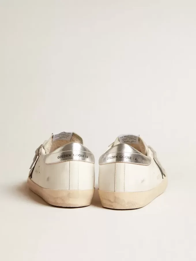 Super-Star voor heren in wit leer met zwarte nubuck ster en zilverkleurige metalen leren hiellip.