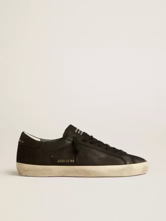 Super-Star voor heren in zwart nubuck met geperforeerde ster en zwarte nubuck hielband.