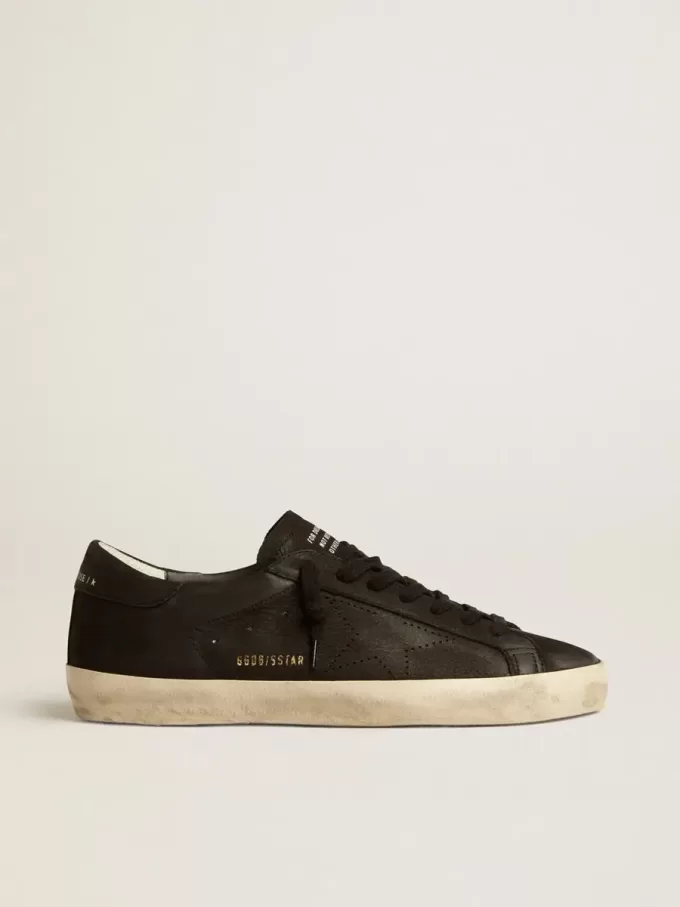 Super-Star voor heren in zwart nubuck met geperforeerde ster en zwarte nubuck hielband.