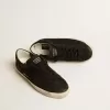 Super-Star voor heren in zwart nubuck met geperforeerde ster en zwarte nubuck hielband.