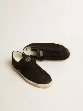 Super-Star voor heren in zwart nubuck met geperforeerde ster en zwarte nubuck hielband.