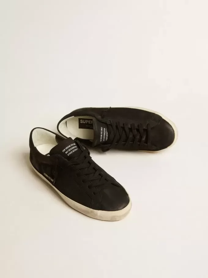 Super-Star voor heren in zwart nubuck met geperforeerde ster en zwarte nubuck hielband.
