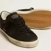 Super-Star voor heren in zwart nubuck met geperforeerde ster en zwarte nubuck hielband.