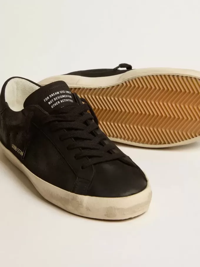 Super-Star voor heren in zwart nubuck met geperforeerde ster en zwarte nubuck hielband.