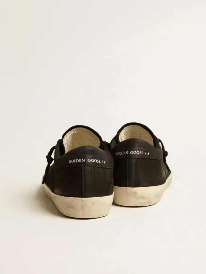 Super-Star voor heren in zwart nubuck met geperforeerde ster en zwarte nubuck hielband.