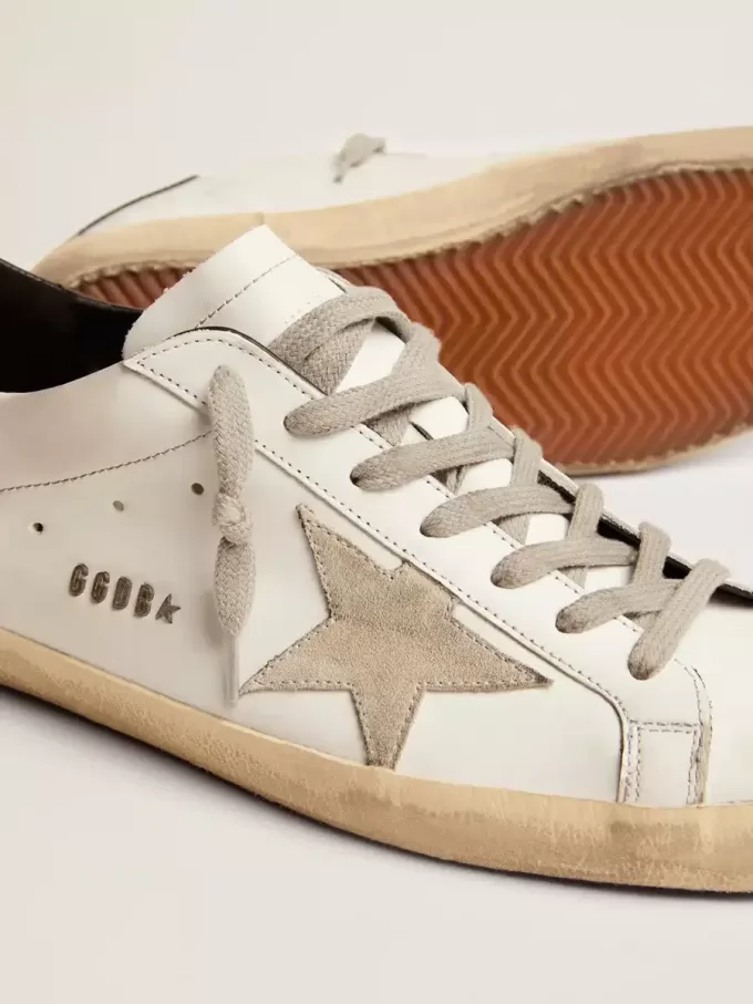Super-Star voor heren met zwarte hielband en metalen studs met letters