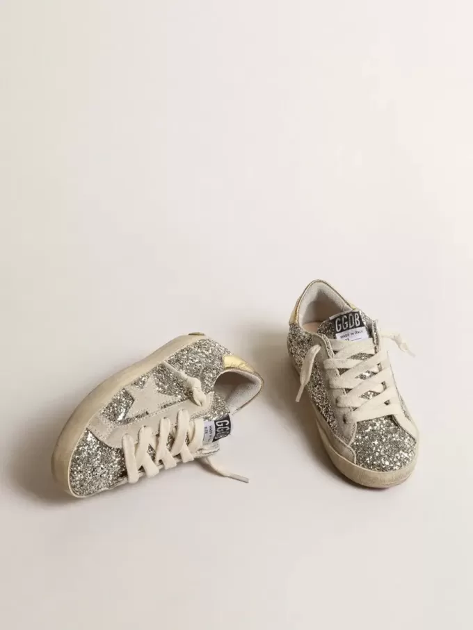 Super-Star Young in glitter met een suède ster en gouden hiellip.