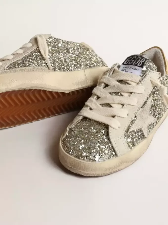 Super-Star Young in glitter met een suède ster en gouden hiellip.
