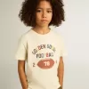 T-shirt voor jongens in versleten wit met veelkleurige letters