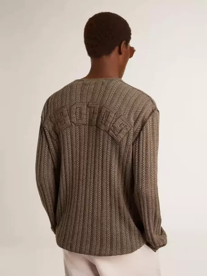 Travertijnkleurige herentrui met ‘Golden’-opdruk op de rug