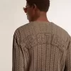 Travertijnkleurige herentrui met ‘Golden’-opdruk op de rug