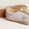 True-Star voor dames in pastelroze suède met zilveren ster en hielstuk.