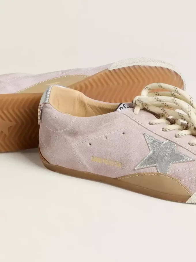 True-Star voor dames in pastelroze suède met zilveren ster en hielstuk.
