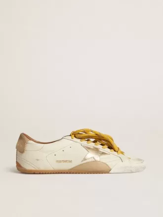 True-Star voor dames in wit nappaleer met gouden ster en beige suède hielstuk.