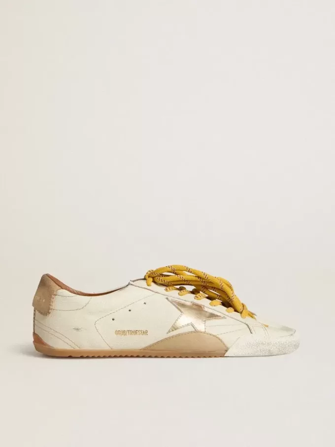 True-Star voor dames in wit nappaleer met gouden ster en beige suède hielstuk.