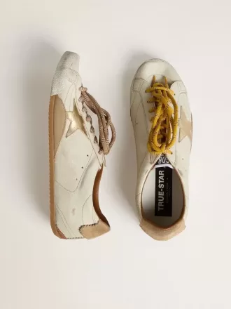 True-Star voor dames in wit nappaleer met gouden ster en beige suède hielstuk.