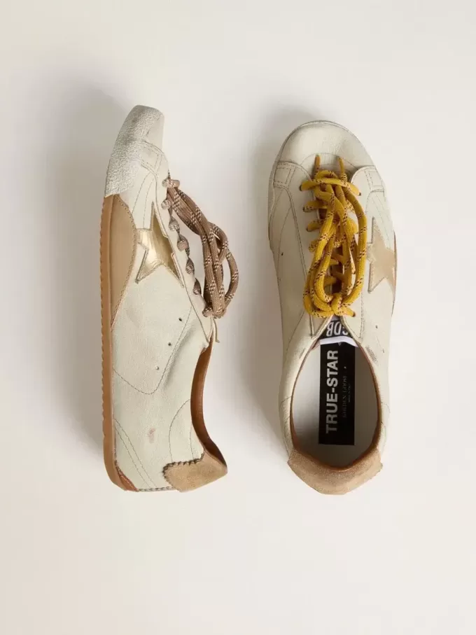True-Star voor dames in wit nappaleer met gouden ster en beige suède hielstuk.