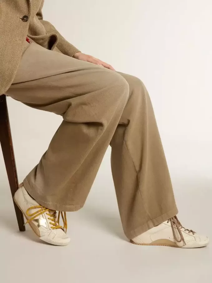 True-Star voor dames in wit nappaleer met gouden ster en beige suède hielstuk.