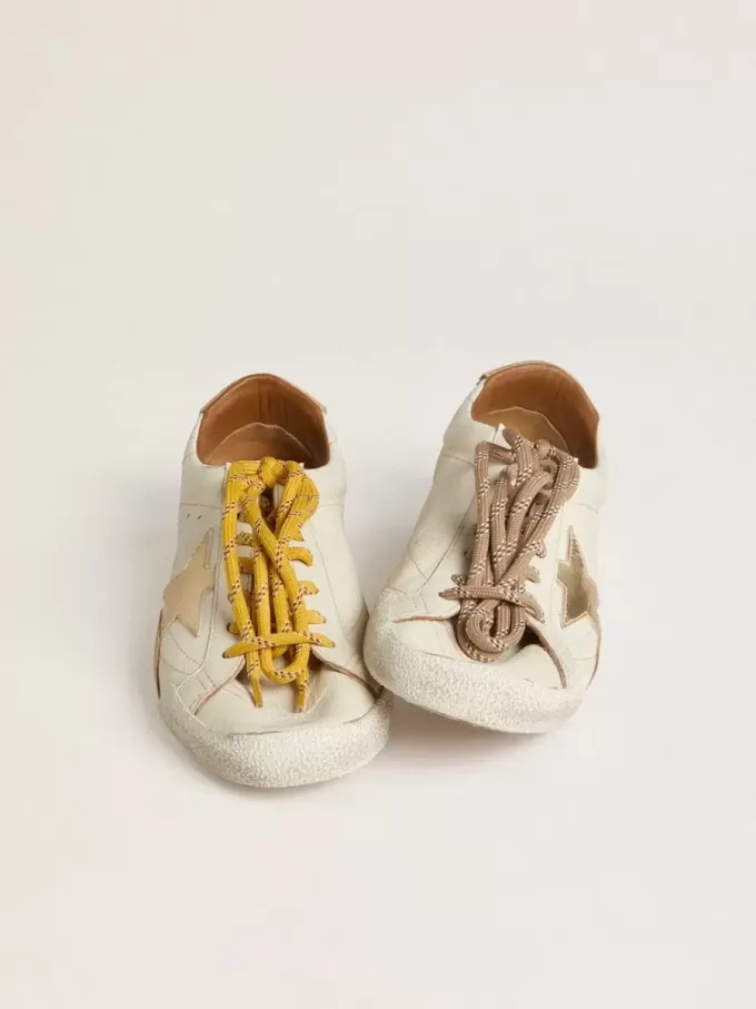 True-Star voor dames in wit nappaleer met gouden ster en beige suède hielstuk.