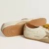 True-Star voor dames in wit nappaleer met gouden ster en beige suède hielstuk.