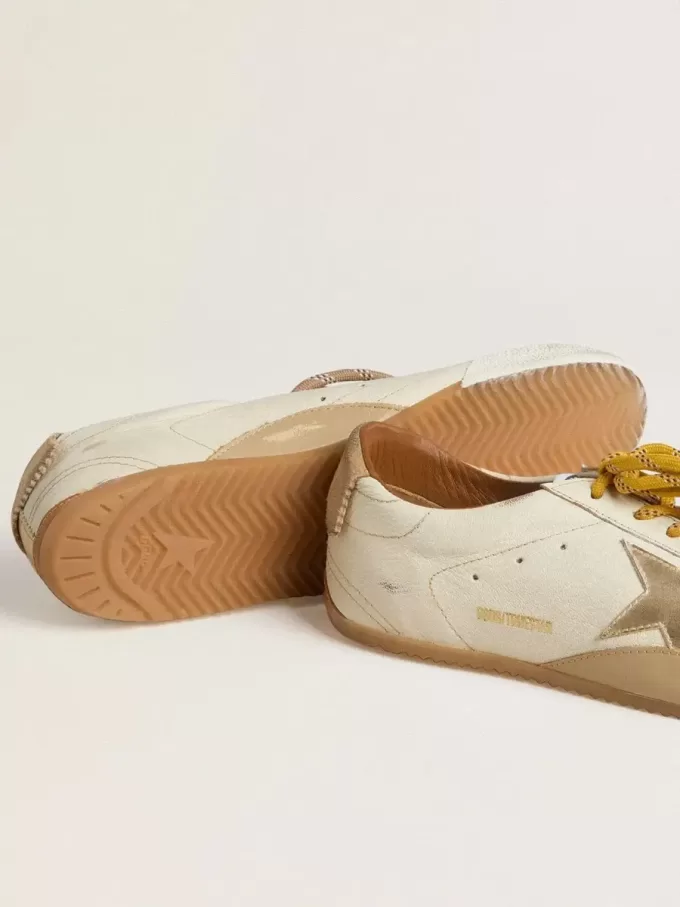 True-Star voor dames in wit nappaleer met gouden ster en beige suède hielstuk.