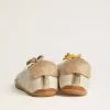 True-Star voor dames in wit nappaleer met gouden ster en beige suède hielstuk.