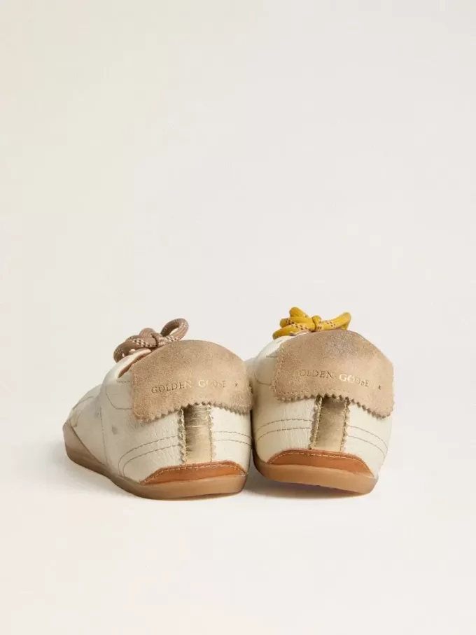 True-Star voor dames in wit nappaleer met gouden ster en beige suède hielstuk.