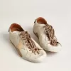 True-Star voor dames in wit nappaleer met gouden ster en beige suède hielstuk.