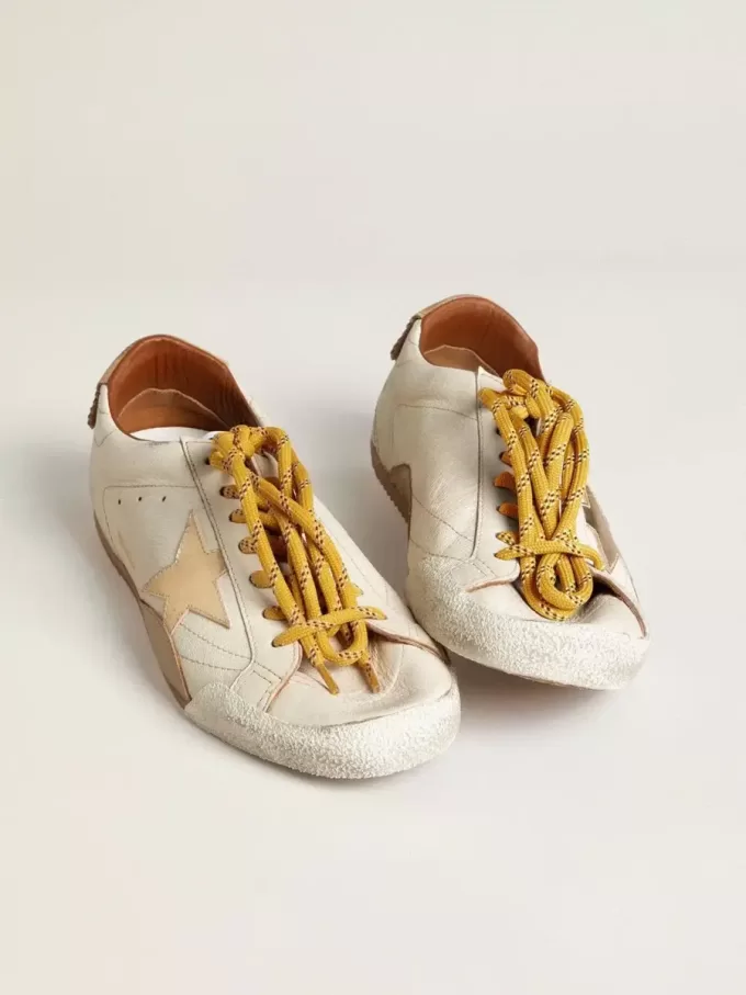 True-Star voor dames in wit nappaleer met gouden ster en beige suède hielstuk.
