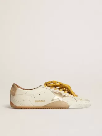 True-Star voor heren in wit nappaleer met gouden folie-ster en beige suède hielstuk.