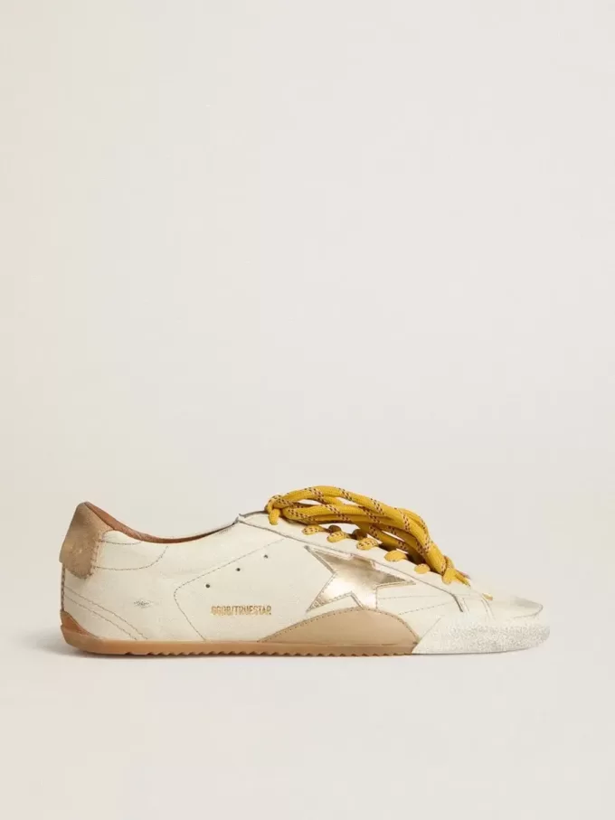 True-Star voor heren in wit nappaleer met gouden folie-ster en beige suède hielstuk.