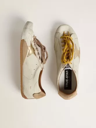 True-Star voor heren in wit nappaleer met gouden folie-ster en beige suède hielstuk.