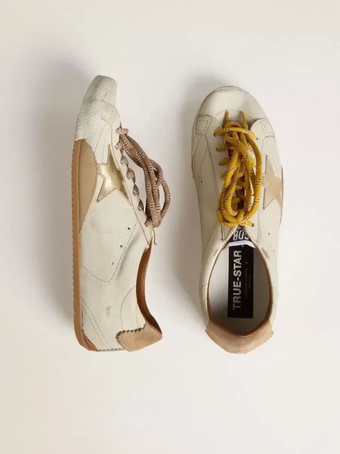 True-Star voor heren in wit nappaleer met gouden folie-ster en beige suède hielstuk.