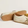 True-Star voor heren in wit nappaleer met gouden folie-ster en beige suède hielstuk.